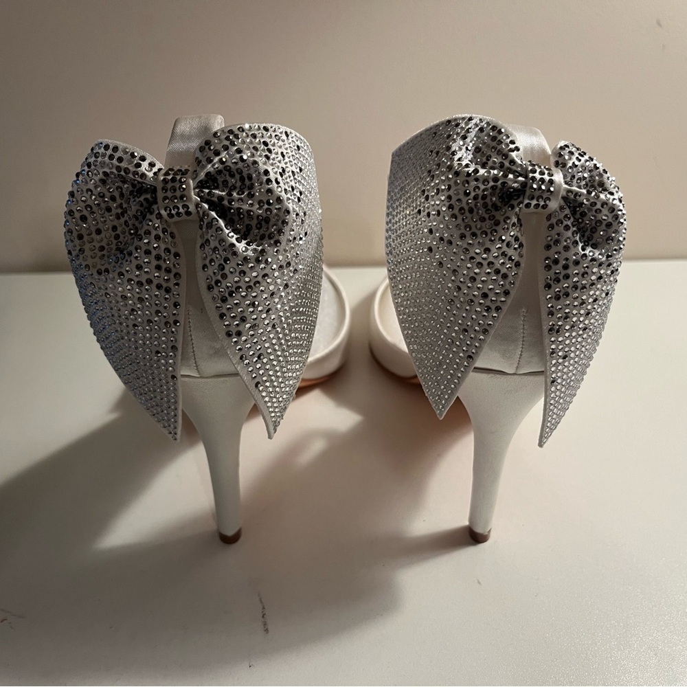 Nib Newbella White Satin Pointed Toe Stiletto Heels W/ Bow Size 9 — image 5 of 8